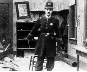 جادوی سینما؛ خلق صحنه اکشن و طنز در کمدی سیاه وقتی چارلی چاپلین پلیس می‌‍شود