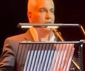 آواز معروفا؛ مهران مدیری آهنگ زیرخاکی سوغاتی رو تو کنسرت دبی خوند/ ملت چه همراهی کردن