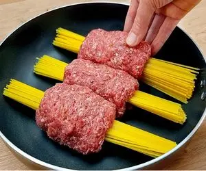 خلاقانه‌های آشپزی؛ اینبار جای اینکه همه چیو باهم قاطی کنی لقمه اسپاگتی درست کن 