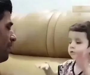 آواز احساسی؛ پدر با پسر فسقلی نابیناش چه دل ریشی آهنگ دلبر رو میخونه فقط حرکات بچه