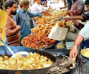 غذای خیابانی؛ ببینید کنار پیاده رو با سوخاری های نه چندان بهداشتی چه غوغایی بپا میکنن