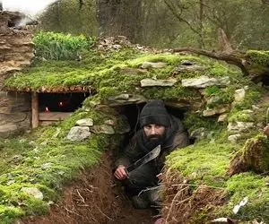 معماری خلاقانه؛ آقاهه با چوب و سنگ یه خونه ساخت انقدر ارتفاش کمه باید خوابیده بره توش