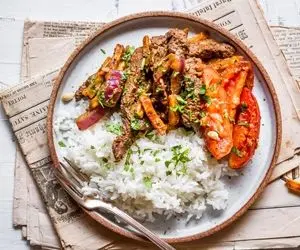 طرز تهیه لومو سالتادو ؛ یه غذای پرویی که قراره تو مهمونی ها حسابی کن فیکون کنه