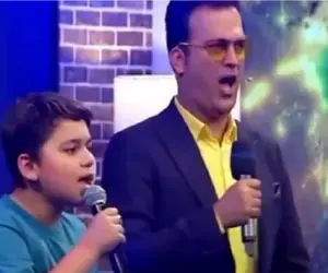 سکانس خندان؛ تقلید حرکات و آواز پسربچه شرکت کننده توسط حامد آهنگی کِر خندس