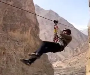 معماری طبیعت؛ عقاب اومد سر وقت مرد زیپ لاین سوار بیچاره شبیه سوسک برعکس شد