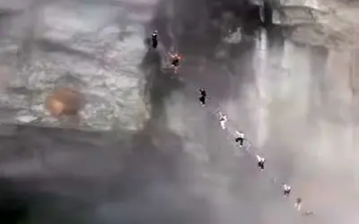 آدرنالین؛ چین مرزای تفریحو جابجا کرده نردبون گذاشتن بین دوتا کوه/فوبیا ارتفاع نبین