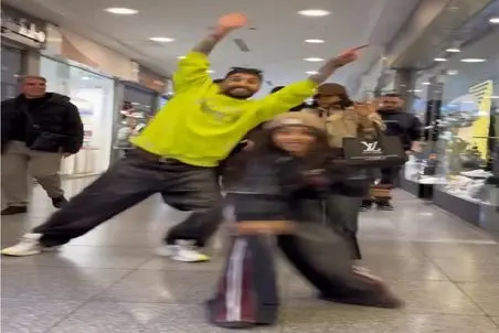 آواز شاد؛ دختربچه و داداشش با آقا بالاسر نخواستم لرزون میرن اختیار همه از کف خارجید