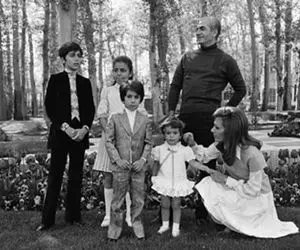 سفر به ایام قدیم سال 1341؛ آبتنی محمدرضا پهلوی با خانواده در سواحل