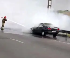 آتش سوزی یک دستگاه پژو 405 در مسیر جنوب به شمال آزادراه تهران-پردیس