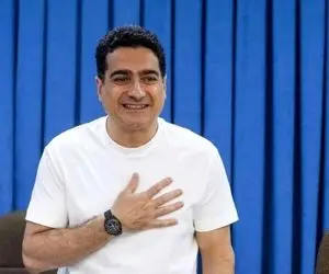 آواز اصیل؛ همایون شجریان این اهنگشو طوری میخونه انگار همه حسای خوبشو یجا خرج کرده