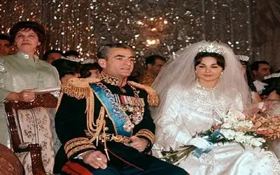 سفر به ایام قدیم ندیم؛ ملکه ولخرج پهلوی فرح درحال خرید پارچه با یه لشکر