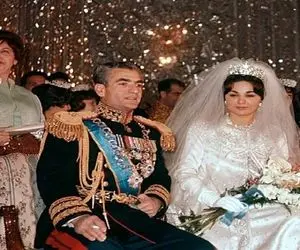 سفر به ایام قدیم ندیم؛ ملکه ولخرج پهلوی فرح درحال خرید پارچه با یه لشکر