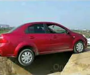 دست فرمون مشتی؛ یارو با یه چرخ رو جدول جوب واستاد اون یکی رد شه