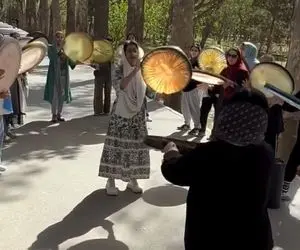 آواز اصیل؛ حضور بانوان در باغ فاتح کرج که دف نوازی میکنن