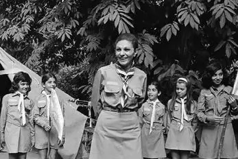 سفر به ایام قدیم سال 1338؛ نقش بر زمین شدن محمدرضا پهلوی مخلوع تو برف همراه فرحناز