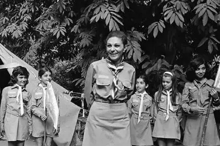 سفر به ایام قدیم سال 1338؛ نقش بر زمین شدن محمدرضا پهلوی مخلوع تو برف همراه فرحناز