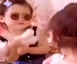 آواز شاد؛ این دختر بچه فسقلی جلو آینه یطوری میرقصه انگار یه موچی دست و پا درآورده