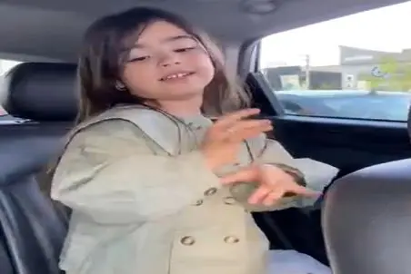 آواز شادونه؛ تسلط این بچه تو رقصیدن داخل ماشین در حال حرکتو من تو زندگیم ندارم