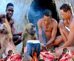 کباب بابون؛ بربرهای برهنه کت بسته میمون رو ذغالی کردن با قمه پوست کندن به نیش کشیدن