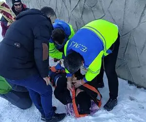 (ویدئو) تصاویر هولناک از حادثه تله کابین در جورجیا؛ پرتاب و له شدن اسکی‌ بازان روی ریل!