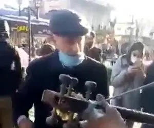 آواز اصیل؛ صدای خوش و پر مسمای پیرمرد خوشتیپ که مردم رو دور خودش جمع کرده انقدر محشره