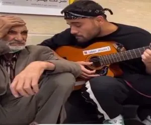 آواز احساسی؛ پسر سرخوش اومد حال پیرمرد عبوسو عوض کنه یه چی خوند بدتر شد ماجرا