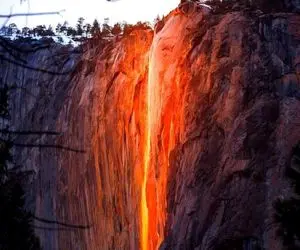 شگفتی طبیعت/از دل کوه های آمریکا آتش میاد پایین /آبشار آتشین عکاسان رو حیرت زده کرد