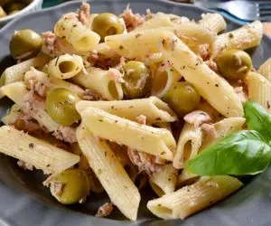 آموزش آشپزی؛ ترکیب پاستا و تن ماهی با طعمی جدید