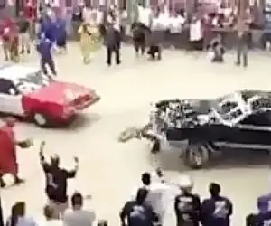 آواز شاد؛ دوتا ماشین رفتن بام شهر عربی میرقصن تا تهشو نبینی خیالت راحت نمیشه انقد خوب