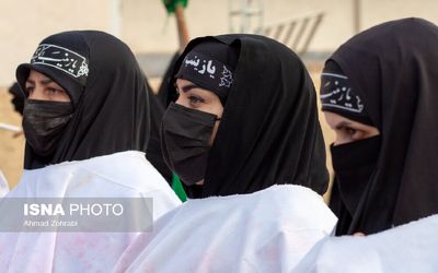(عکس) حضور این زنان آرایش کرده در راهپیمایی دفاع از حجاب حاشیه ساز شد