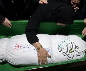 رقص مادر جلوی تابوت پسرش | ویدیو تلخی که اشک همه را در آورد