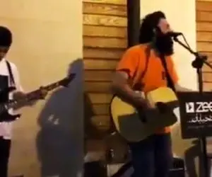 آواز خیابانی؛ ببینید آقا ریشو کپی معین زد میخونه ملت شاد شدن و مثل مور و ملخ ریختن