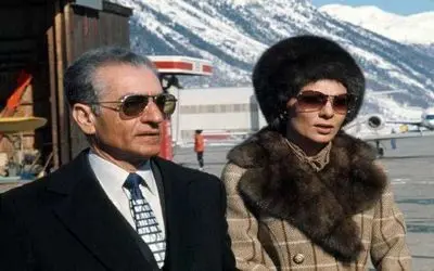 سفر به ایام قدیم ندیم؛ فرح دیبا در حال هنر نمایی معلق بین زمین و آسمان