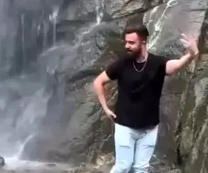 آواز شاد؛ پایکوبی تو آبشار و فضای بهشتی با آهنگ ترکی شاد این پسر خیلی باحاله