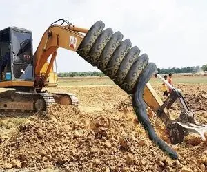 حیوانات غول پیکر؛ پیتون دده خزید دور بیل مکانیکی غول ماشین داشت میرفت ته دره