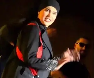 آواز شاد؛ نواختن ساز کوبه ای به دست این دختر خانم تو کنسرت که آهنگ پایتم من میخونن