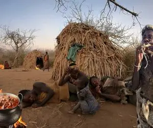 کباب گوزن؛ بربرهای برهنه گوزن رو با قمه مثله کردن خام بلعیدن پوستشو لباس کردن