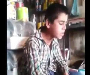 آواز خیابانی؛ کودک کار دلشکسته چه با ناله آهنگ چرا که مادرم شیر غمم داد رو میخونه