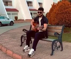 آواز خیابانی؛ ببینید این پسر خوشتیپ چه اشک درار آهنگ یه مرد بود یه مرد فرهاد رو میخونه