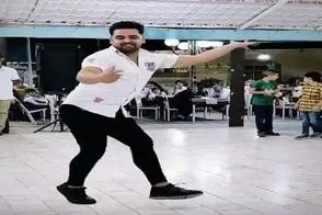 آواز شاد؛ پسر فرفره برقی جوری میرقصه پاهاش با زمین برخورد نداره مثل مرتاضا رو هواس