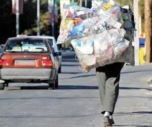 آواز خیابانی؛ زباله گرد با صدای اوج دارش و کیسه های تو دستش چه ملت رو حیرت زده کرد 