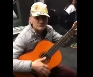 آواز خیابانی؛ ببینید پیرمرد جذاب چطور تو مترو با دهنش آهنگ میزنه فقط اَاَاَاَاَ گفتنش