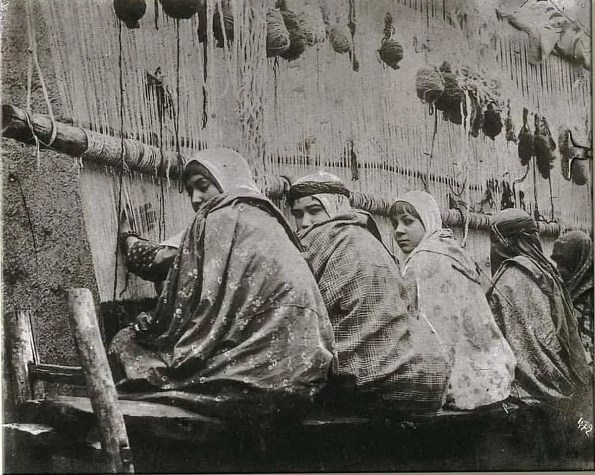 آنتوان سوریوگین اواخر دهه ۱۸۳۰ میلادی در سفارت روسیه در تهران از پدری روس و مادر گرجی  زاده شد.  (4)