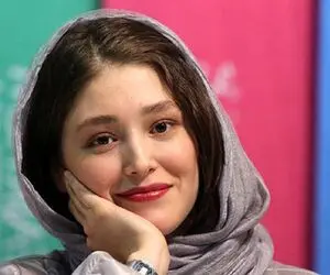 فرشته حسینی در جشنواره اوترانتوی ایتالیا با جایزه دلبر و کت شلوار دهه 70 میلادی اش