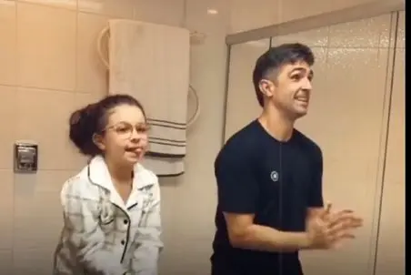 آواز شاد؛ دختره شر و شیطون جلوی آینه با باباش چه رقص هندی هماهنگی میره