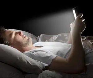چک کردن گوشی قبل از خواب مغز شما را فرسوده و پیر می‌ کند؟