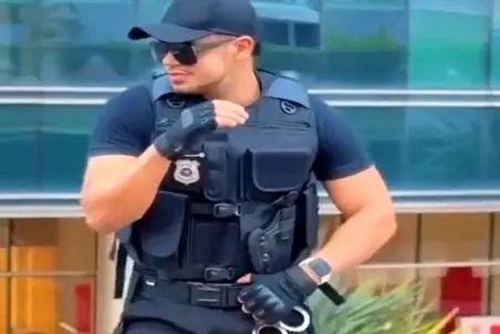 آواز شاد؛ حرکات موزون جذاب آقاه پلیسه خارجی که حس میکنه خیلی خفنه و ادا میاد