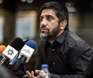 (ویدئو) نماز خواندن متفاوت علیرضا دبیر که جنجال برانگیز شد