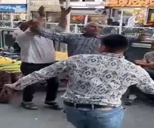 آواز شاد؛ ببنید این چند تا مرد بازاری چطوری پریدن وسط و دل مشتریارو شاد میکنن 