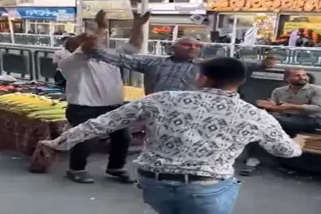 آواز شاد؛ ببنید این چند تا مرد بازاری چطوری پریدن وسط و دل مشتریارو شاد میکنن 